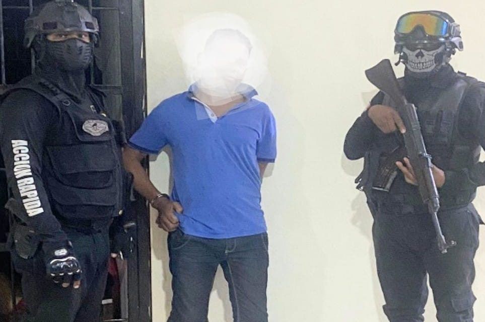 Policía apresa en flagrante delito a hombre que provocó heridas cortopunzantes en la provincia Bahoruco