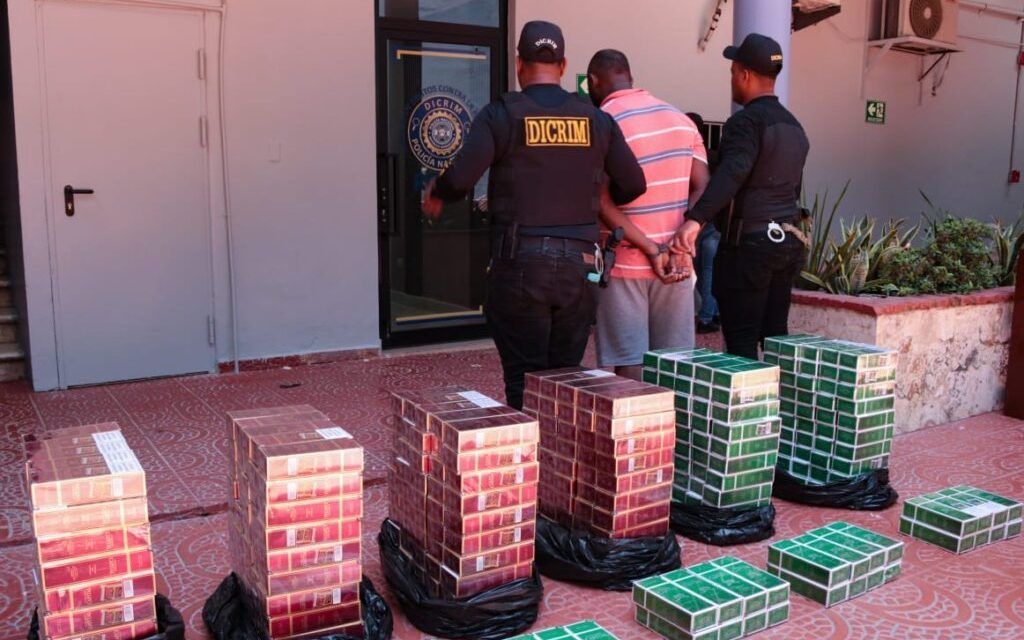 DICRIM apresa hombre en flagrante delito con 8,000 unidades de cigarrillos en el sector La Zurza, DN.