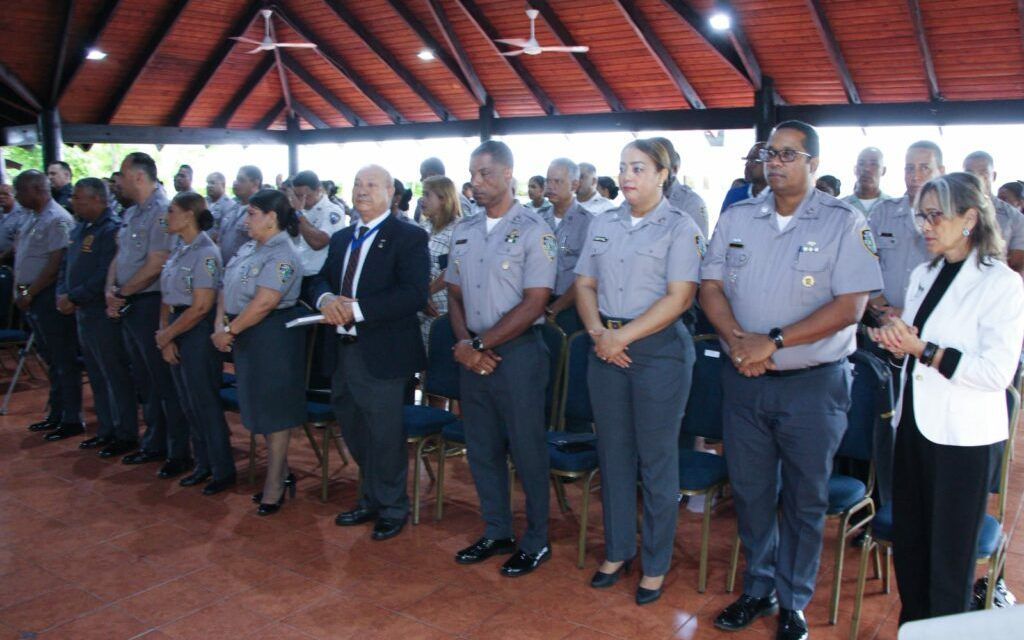 Escuela de Entrenamiento Policial Mayor General Eulogio Benito Monción Leonardo conmemora 56 aniversario de formación al personal de la institución.