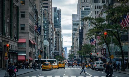 Nueva York suspende polémico plan de tarifas para autos por congestionamiento