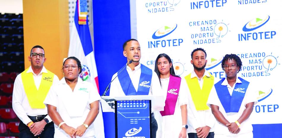 “Soy mi propio orgullo” expresa joven al graduarse del Infotep