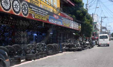 Aceras son ocupadas por «dealers» y talleres