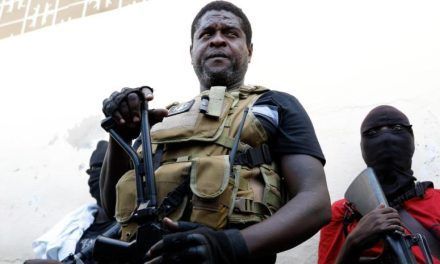 Cientos de haitianos protestan por la muerte de tres policías