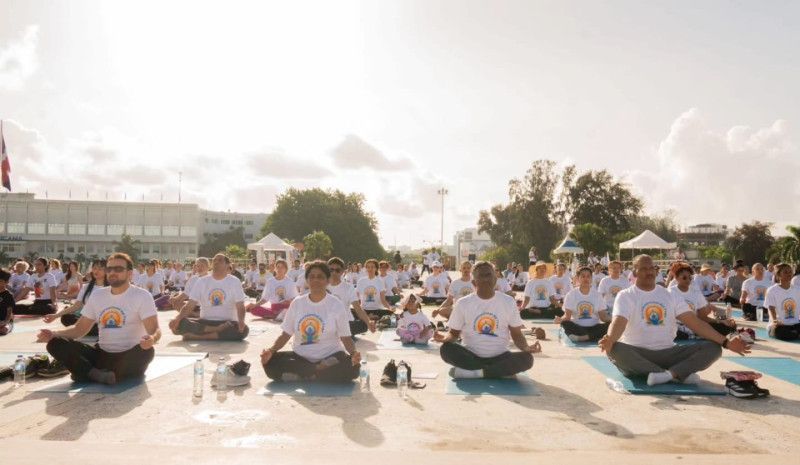 Embajada India celebra el 10º aniversario del día Internacional del Yoga en la Plaza de la Bandera