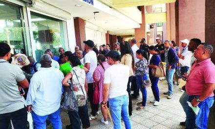 Buscones vuelven por sus fueros a las oficinas públicas