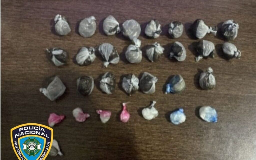 Policía apresa dos personas en flagrante delito con 31 porciones de presuntas drogas en Villa Fundación, San Cristóbal.