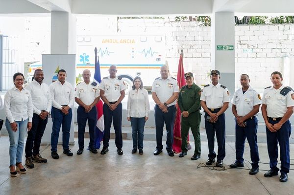 EGE Haina dona equipo de llenado de aire puro a los bomberos de San Cristóbal