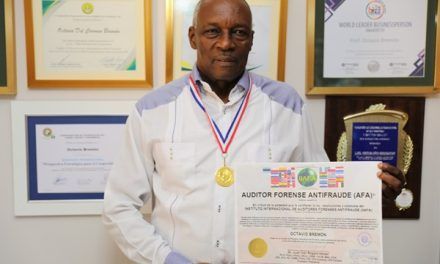 Vicepresidente de la Cooperativa de Maestros se convierte en miembro honorario del Instituto Internacional de Auditores Forenses