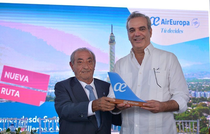 Abinader recibe en Santiago al avión más viejo de Air Europa