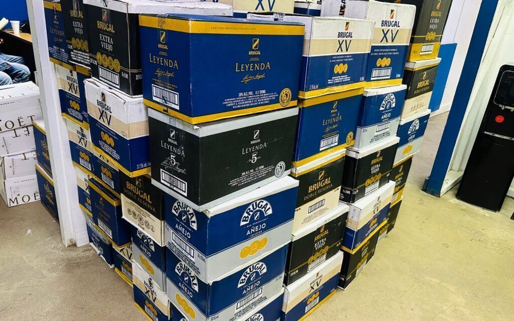 Policía recupera más de 185 cajas de ron, un camión y una escopeta sustraídos de almacén de bebidas alcohólicas en Santiago.