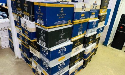 Policía recupera más de 185 cajas de ron, un camión y una escopeta sustraídos de almacén de bebidas alcohólicas en Santiago.