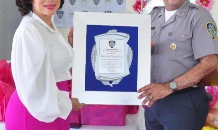 Presidenta de Aseopna recibe importante reconocimiento por parte de la Dirección Regional Santo Domingo Oriental.