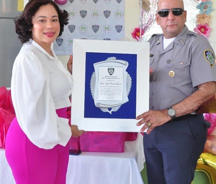 Presidenta de Aseopna recibe importante reconocimiento por parte de la Dirección Regional Santo Domingo Oriental.