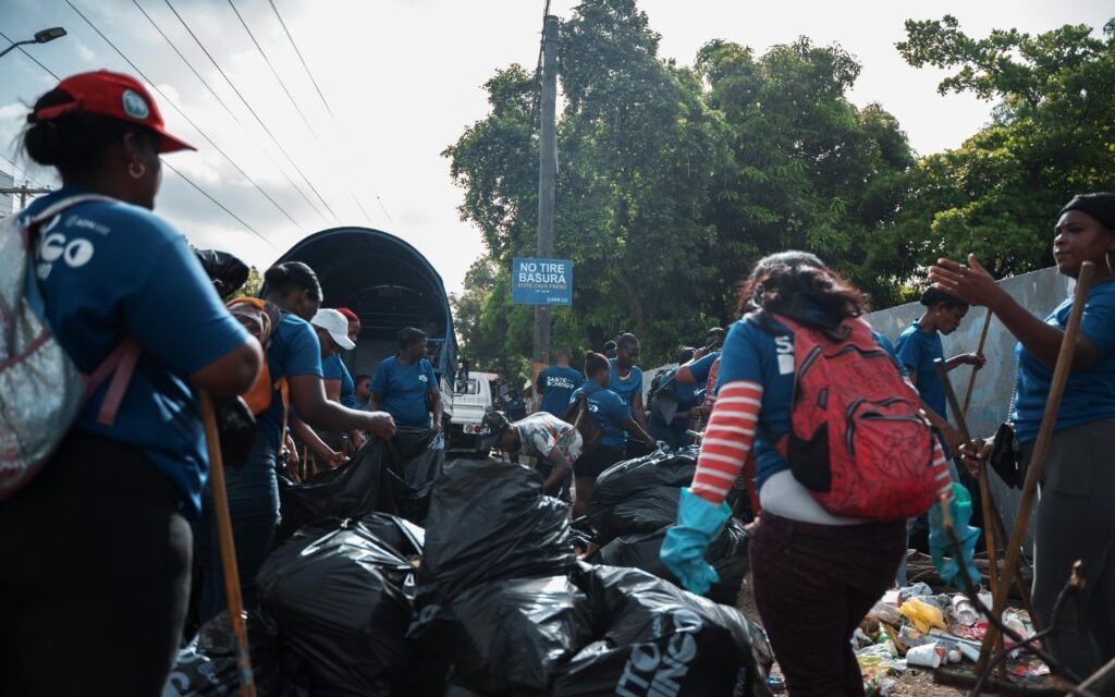 Alcaldía del DN realiza operativo de limpieza en avenida Independencia