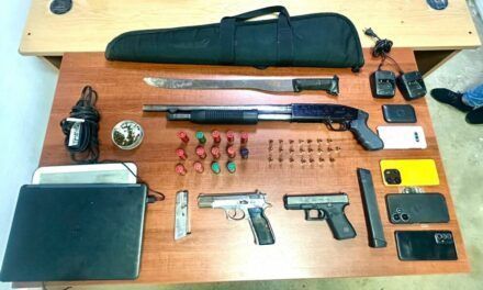 PN y MP confiscan escopeta, pistolas, celulares, entre otros objetos mediante allanamientos en Santiago.