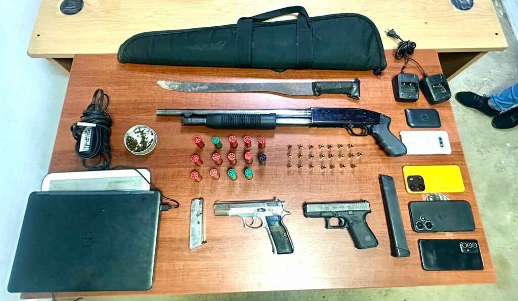 PN y MP confiscan escopeta, pistolas, celulares, entre otros objetos mediante allanamientos en Santiago.
