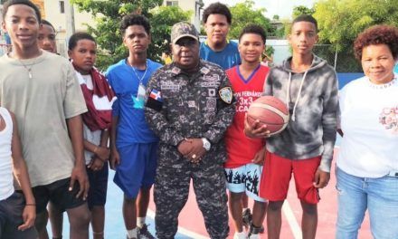 Policía Nacional fortalece vínculos con jóvenes deportistas en Barahona.