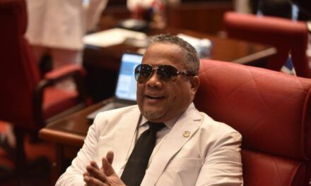 Héctor Acosta toca con una campana el sonido más importante de su vida: Está libre de cáncer
