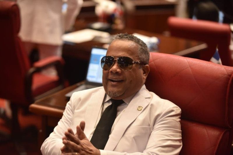Héctor Acosta toca con una campana el sonido más importante de su vida: Está libre de cáncer