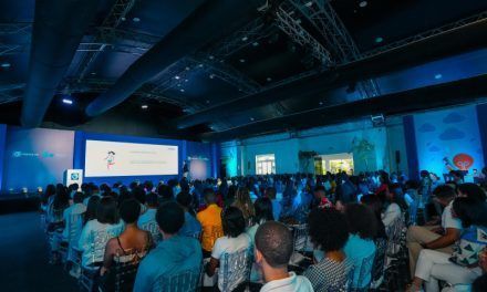 Más de 300 estudiantes reciben orientación al aplicar al programa de becas Excelencia Popular 2024