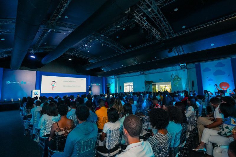 Más de 300 estudiantes reciben orientación al aplicar al programa de becas Excelencia Popular 2024