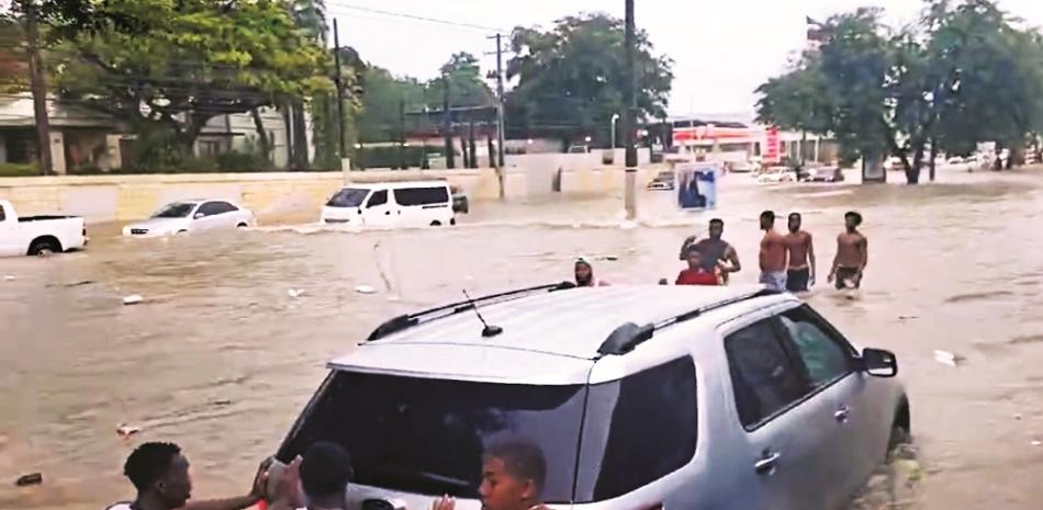 Lluvias torrenciales provocan caos e inundaciones en el Gran Santo Domingo