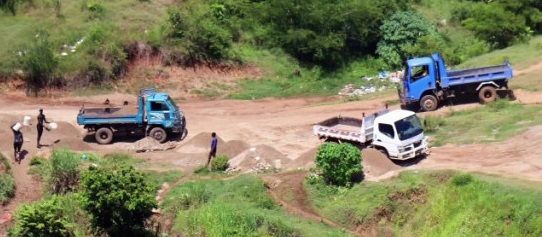 Haitianos extraen arena y depredan río Masacre