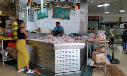 Polleros aseguran reciben menos cantidad de carne para la venta