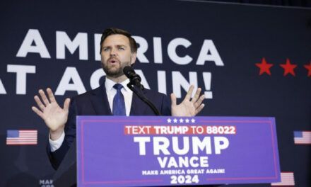 Vance enaltece a Trump y asegura prensa mintió