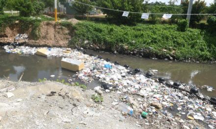 Barreras flotantes son insuficientes para la basura que llegan a las cañadas