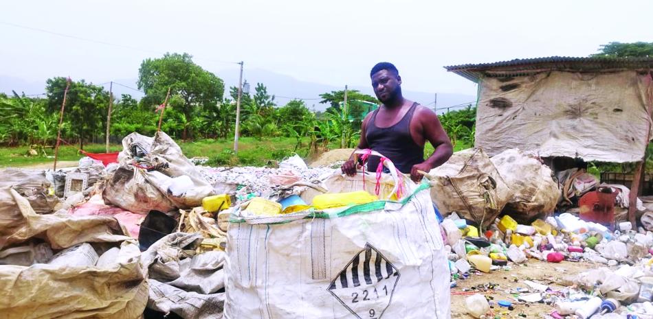 Padres todo terreno buscan su sustento en la basura
