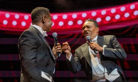 El emblemático Teatro Nacional se abre para Raymond y Miguel por sus 30 años en el humor: “Estos dos campesinos no han dejado de soñar”