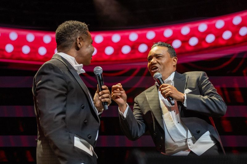 El emblemático Teatro Nacional se abre para Raymond y Miguel por sus 30 años en el humor: “Estos dos campesinos no han dejado de soñar”