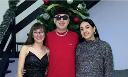 El reguetonero mexicano que vive con su esposa y novia y con ambas tiene hijas