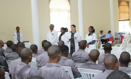 Policía vacuna a 800 conscriptos e instructores en jornada de salud.