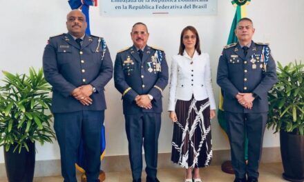 Embajadora Dominicana en Brasil recibe a delegación de la Policía Nacional para fortalecer relaciones interinstitucionales.