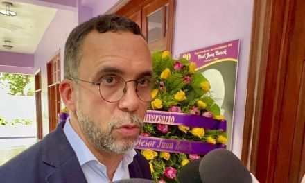 Navarro critica se hable de reforma fiscal cuando el gasto público «anda como chivo sin ley»