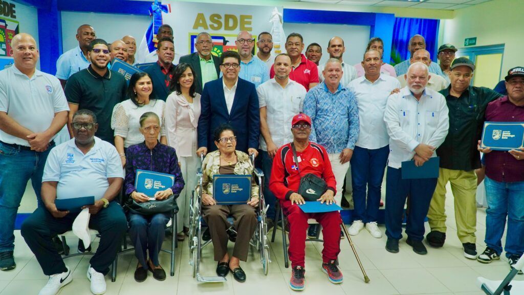 Alcalde Dío Astacio reconoce a dirigentes deportivos de Santo Domingo Este