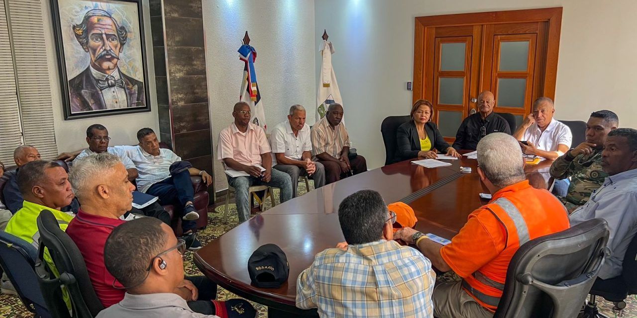Alcalde Nelson de la Rosa declara el Ayuntamiento San Cristóbal en sesión permanente por huracán Beryl