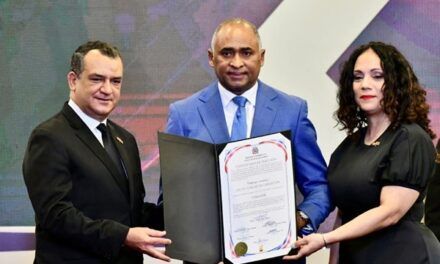 Julito Fulcar recibe certificado que lo acredita como senador por la provincia Peravia
