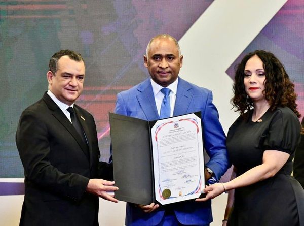 Julito Fulcar recibe certificado que lo acredita como senador por la provincia Peravia