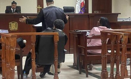 Juez envía a Elizabeth Silverio a juicio de fondo por acusación de usurpar funciones