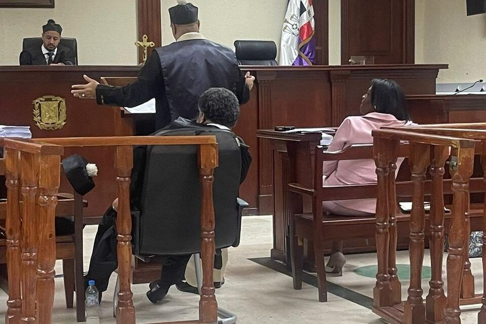 Juez envía a Elizabeth Silverio a juicio de fondo por acusación de usurpar funciones