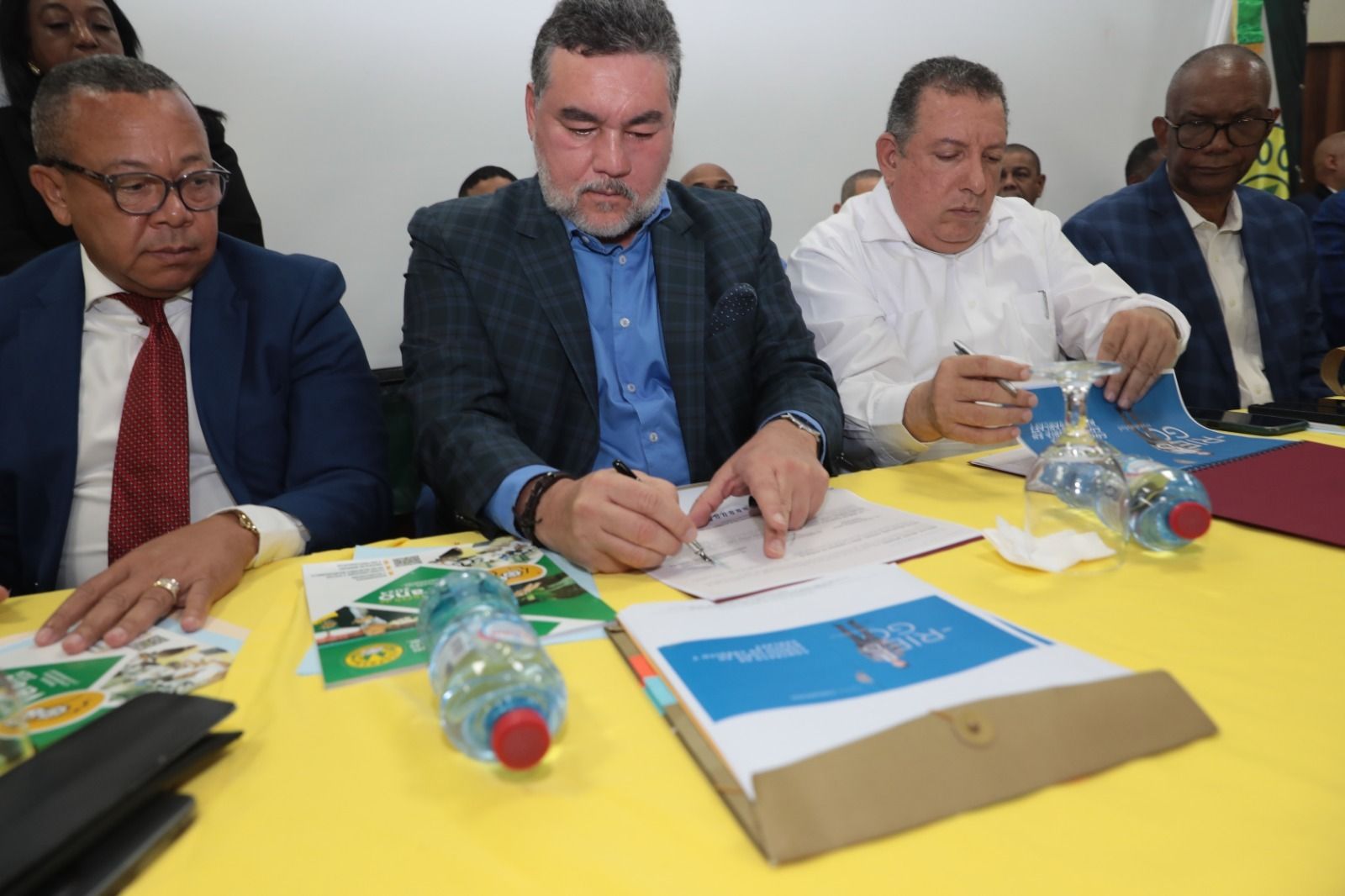 De izquierda a derecha: Lucas F. Lapaix, Carlos Rojas y Santiago Portes mientras firman el acuerdo.