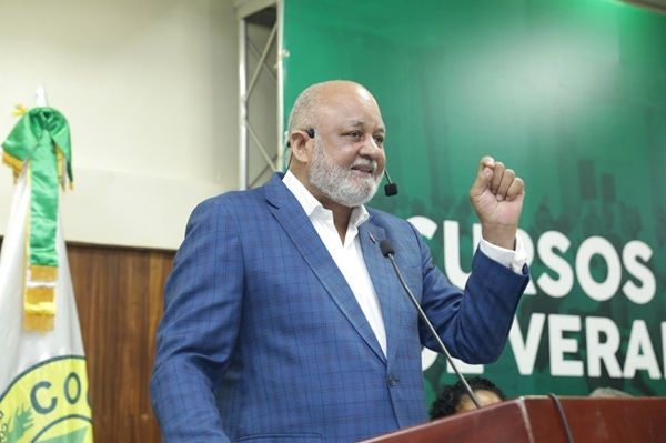 Dr. Roberto Fulcar mientras diserta la conferencia Liderazgo Trascendente en el desarrollo de los Cursos de Verano.