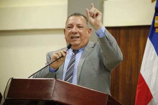 El Prof. Santiago Portes, presidente del Consejo de Administración de COOPNAMA, durante su discurso.