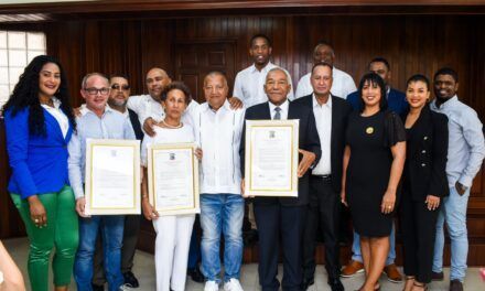 Alcaldía San Cristóbal reconoce Magino Corporán, Victoria Montás y Pastelería “Chichita” en Fiestas Patronales