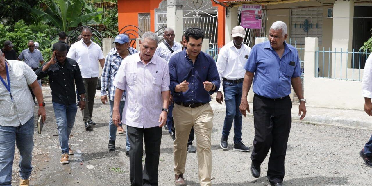 Wellington Arnaud supervisa los trabajos de acueducto de  Villa Altagracia y reitera compromiso de entrega