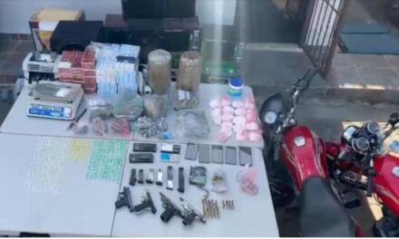 DINTEL y MP arrestan a cinco hombres a quienes ocupan 467 porciones de drogas, cinco pistolas, municiones, entre otros efectos durante allanamiento en Villa Francisca, D.N.