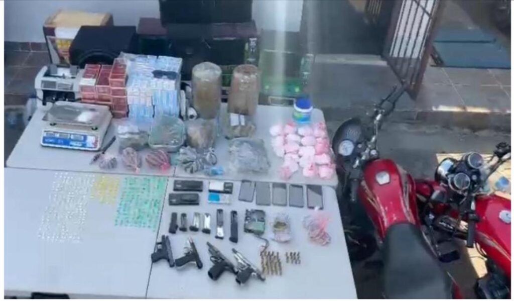 DINTEL y MP arrestan a cinco hombres a quienes ocupan 467 porciones de drogas, cinco pistolas, municiones, entre otros efectos durante allanamiento en Villa Francisca, D.N.